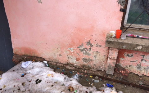 В Кирове убрали стихийный мемориал у дома умершей от обезвоживания 3-летней девочки