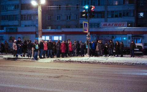 Мать девочки, сбитой у ТЦ "Макси", проведет сбор подписей за строительство перехода на Московской
