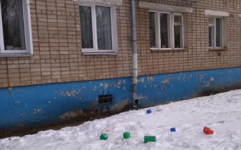 В УМВД рассказали о семье, где мать оставила дома 5 детей и ушла гулять