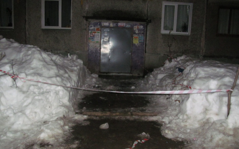 Из-за опасности схода ледяных глыб кировская УК перекрыла вход в жилой дом