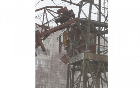 «Кабину крана от удара разворотило»: на кировской стройке второй раз за год упала стрела крана