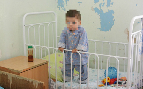 У одного из 5 оставленных в запертой квартире детей в Кирове подозревают рахит