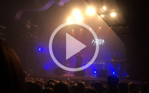 Много воды и мокрых футболок: в Кирове выступил певец Леша Свик