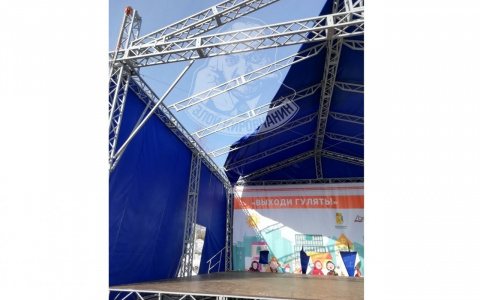 "Грязь, порванные баннеры и расшатанные лестницы": горожане жалуются на состояние сцены в Кочуровском парке