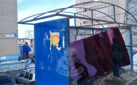 В Кирове ветром сдуло крышу остановки