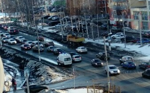 На улице Ленина столкнулись скорая и Renault: на месте работают оперативные службы