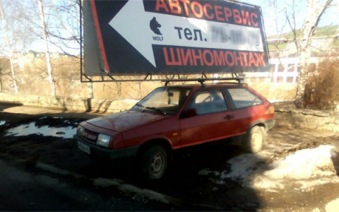 В Кирове могут оштрафовать владельца, который сделал из машины место для рекламы
