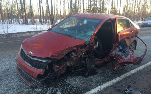 В Кировской области иномарка влетела в фуру: погибла женщина