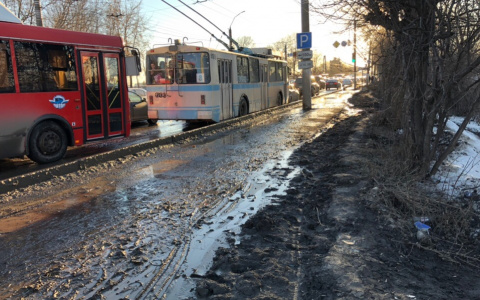 «Даже адекватные водители окатывают грязью с головы до ног!»: кировчане жалуются на  дороги и тротуары на мостах