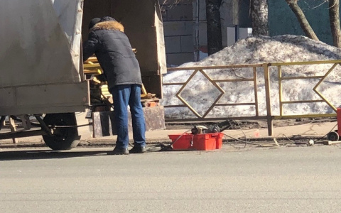 В центре Кирова рабочие демонтируют желтые ограждения у дорог