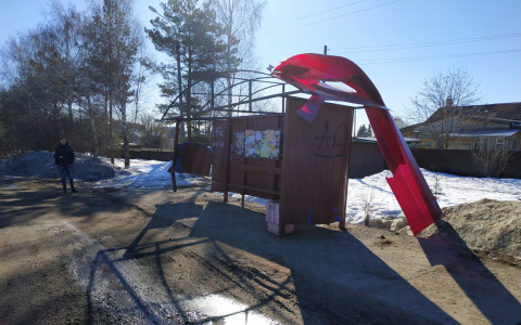 В Кирове разыскивают водителя, который снес автобусную остановку