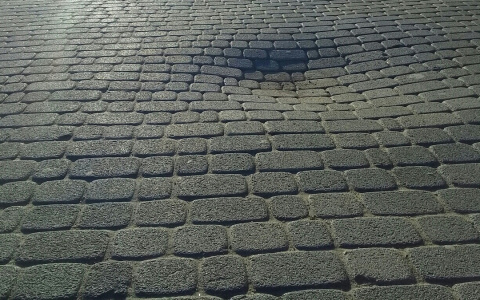 На месте катка на улице Спасской в Кирове "просела" брусчатка