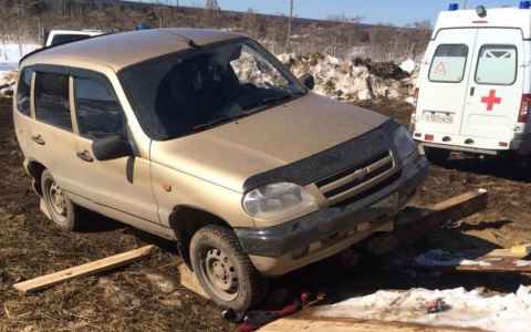 В Кировской области мужчина погиб под колесами внедорожника, который  ремонтировал