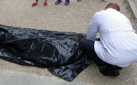 Очевидцы: «В Радужном на проспекте Строителей лежит труп»