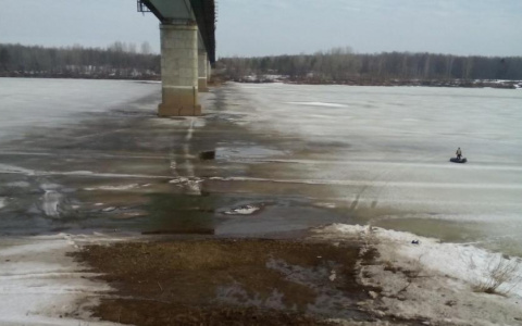 На реке Вятке водитель мотобуксировщика провалился под лед и утонул