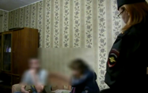 В Кирове женщина заперла двоих детей 2 и 3 лет дома и ушла к подруге