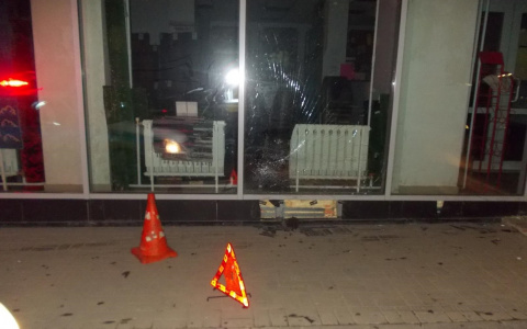 В Кирове разыскивают водителя, который сбил пешехода и влетел в витрину магазина