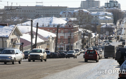 Рекламу в центре Кирова проверили на законность