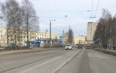 В Кирове на Октябрьском проспекте срезали опасные колеи и завалили щебнем ямы на Торфяной