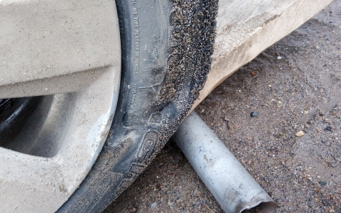 "Ям из-за луж не видно!": десятки кировских водителей пробили колеса на проезжей части