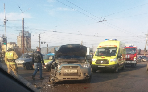 Утром в Кирове столкнулись две иномарки: на месте работали реанимация и МЧС