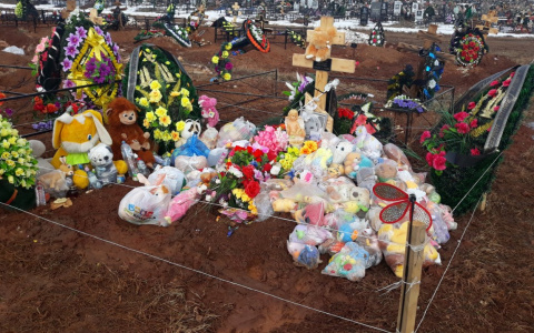 В Кирове усыпали игрушками могилу девочки, которая погибла в запертой квартире