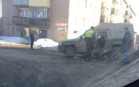 В Омутнинске инкассаторы на служебном автомобиле переехали женщину