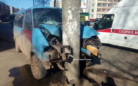 В Кирове фургон влетел в опору ЛЭП: водителя увезли в больницу с тяжелыми травмами