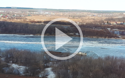 Видео: в Кировской области ледоход унес платный понтонный мост и баржу
