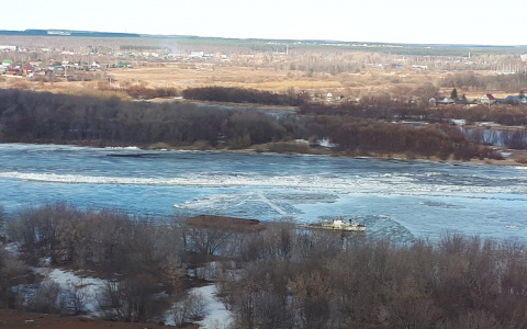 Что обсуждают: ледоход унес мост и пожар в центре Кирова