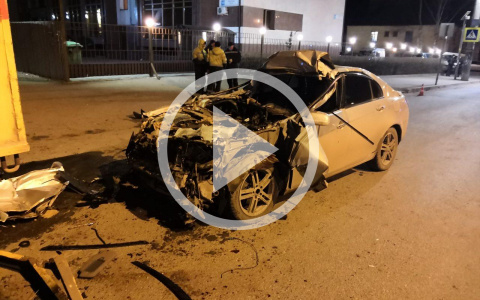 Ночью в Кирове иномарка влетела в грузовик: погиб 28-летний водитель