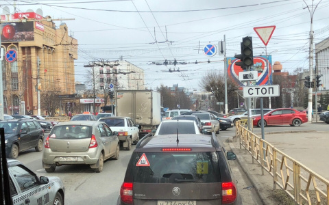 В центре Кирова неработающий светофор парализовал движение транспорта