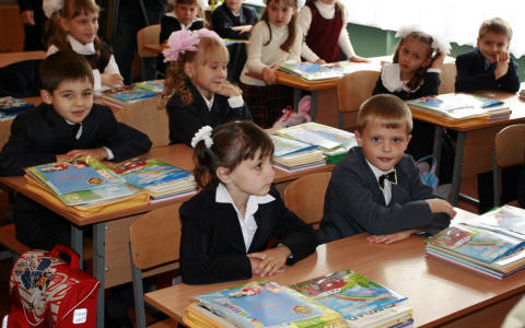 Власти рассказали, почему кировские школьники будут учиться в майские праздники