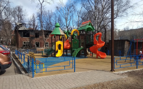 Фото дня: современная площадка в центре Кирова стоит рядом с аварийной «заброшкой»