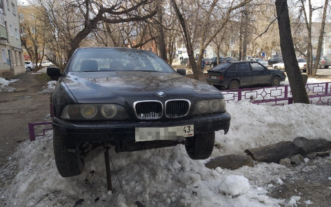 У кировской школы на глазах очевидцев BMW налетел на сугроб и ограждение