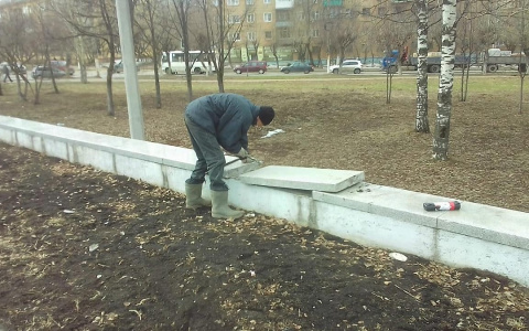 В парке Победы к празднику заменили часть  бордюров
