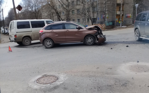Утром в Кирове произошла массовая авария: есть пострадавшие