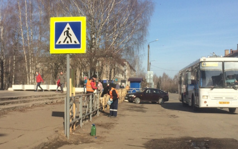 В Кирове желтые ограждения перекрашивают в серый цвет