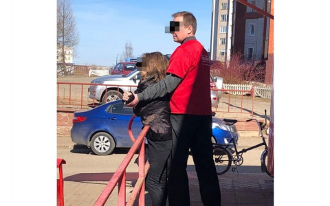 «Говорила, что всех зарежет и размахивала ножом»: в кировском магазине буянила женщина