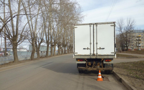 В Кирове грузовик сбил девочку-подростка: пострадавшую увезли в больницу