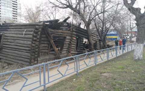 Горожане опасаются ходить мимо покосившегося дома в центре Кирова