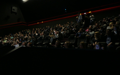 Кировчане первыми посмотрели мелодраму «В метре друг от друга»