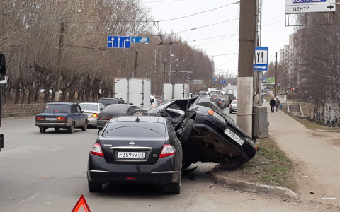 Утром в Кирове Nissan протаранил ВАЗ: «четырнадцатую» отбросило на опору ЛЭП