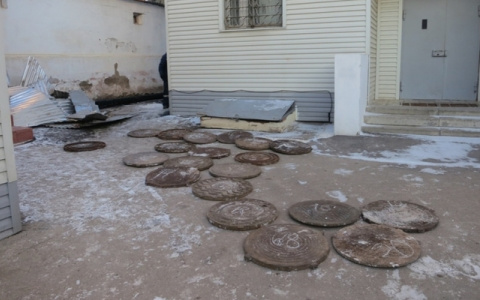 В Кирове на месте преступления поймали воров канализационных люков