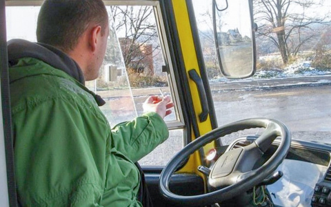 Почти 100 водителей оштрафовали за курение в кировских автобусах