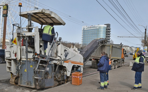 На центральных улицах Кирова начался ремонт дорог: снятый асфальт используют при ямочном ремонте
