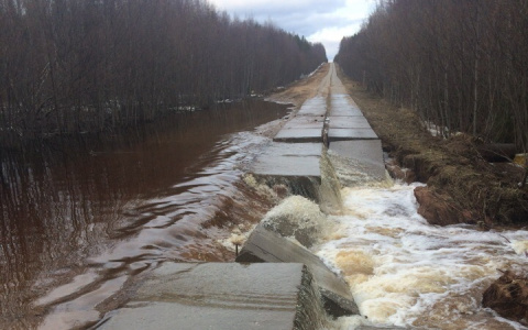 В Кировской области затопило дорогу: несколько поселков отрезаны от центра