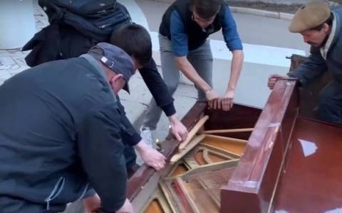 В Александровском саду поставили новое пианино