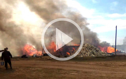 Видео: в Кировской области дотла сгорели три соседних дома и грузовик
