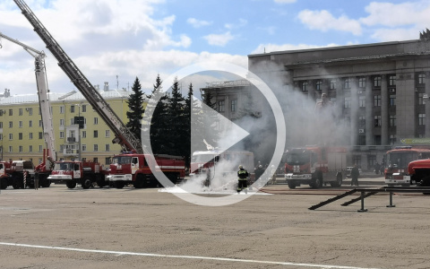 На Театральной площади тушили огонь и ловили людей, прыгающих из окна